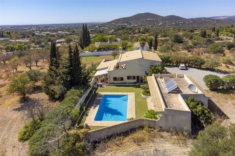 This magnificent property in Loulé, an architectural gem in the Algarve, is impressive. Built on an estate of more than 3 hectares planted with many fruit trees and local species, it has no less than 3 villas (one of which has 3 flats), each one with...