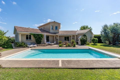 URGENT CAUSE DEMENAGEMENT Coup de cœur assuré !!! Située dans la charmante commune de Frouzins (31270), cette maison d'architecte offre un cadre de vie privilégié, alliant tranquillité et modernité. Proche des commodités et des points d'intérêt, tels...