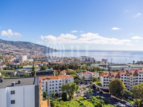 Appartement 4 pièces récemment rénové, avec 107 m2 de surface privative brute et 33 m2 de surface brute dépendante, garage, balcon et vue sur la baie, à Barreiros, Funchal, Madère. L'appartement se compose d'un salon avec balcon, d'une cuisine entièr...