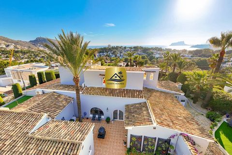 Villa Tordo: una exclusiva propiedad que combina lujo, diseño y vistas panorámicas al mar en una ubicación privilegiada cerca de la playa del Portet en Moraira Ubicada en una parcela de esquina de 1.740 m² en una tranquila calle sin tráfico, esta vil...