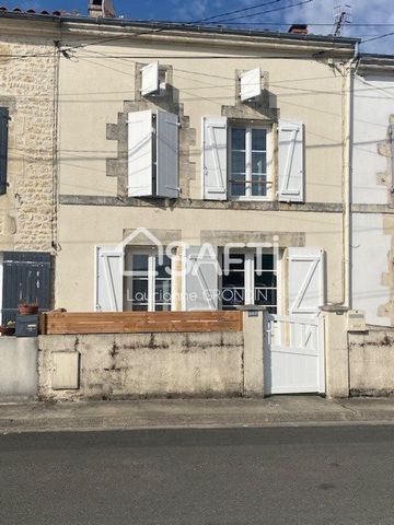 Maison de ville sur deux étages avec un garage non-attenant. À proximité du centre-ville de Saint-Jean d'Angély, venez découvrir cette maison de 140 m2 habitable. À l’extérieur, une courette close mène à l'entrée avec une terrasse de bois de 5 m2 réc...