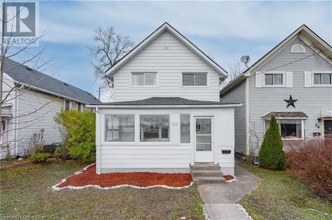 Bienvenue au 80, rue Courtwright, au cœur de Fort Erie ! Située près de la rivière Niagara, cette maison entièrement rénovée allie harmonieusement des mises à jour modernes à des espaces de vie fonctionnels. Dotée de 3 chambres spacieuses, de 2 salle...