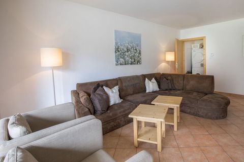 Questa bellissima casa vacanze con 3 camere da letto per 8 ospiti si trova a Königsleiten. Perfetto per famiglie e amici, questa casa dispone di una piscina in comune, una terrazza e un grazioso balcone con vista su panoramica. Soggiornerete in pross...