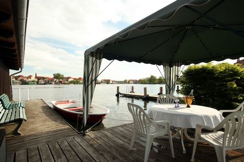 Bungalow direct aan het meer gelegen in de tuin van Villa Blanck met eigen boot en zwemsteigers. De bungalow is voorzien van vloerverwarming en een open haard.