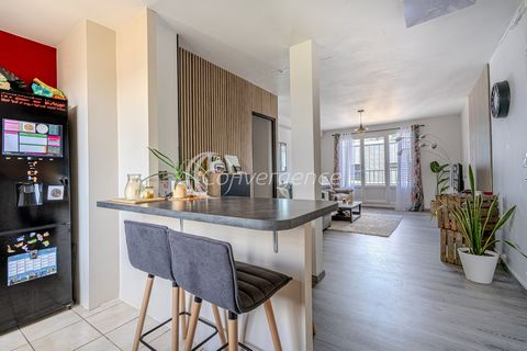 Exclusively at Convergence, in a secure and well-maintained residence, beautiful T3 apartment, tastefully renovated of 59m2, with garage, West sector. On the 4th and last floor this apartment consists of a contemporary kitchen and open to a bright li...