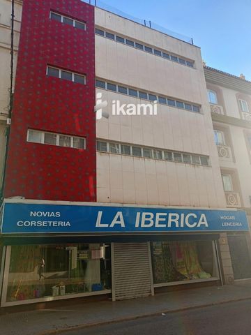 Inmueble en Calle Jardines, 18, La Linea de la Concepción 11300 La Linea de la Concepcion Edificio · 369 m² · Construido en 1974 y la ultima reforma se realizo en el 1995 Consta de PB + 3 alturas + Castillete Bajo CubiertaEn Planta Baja se encuentra ...