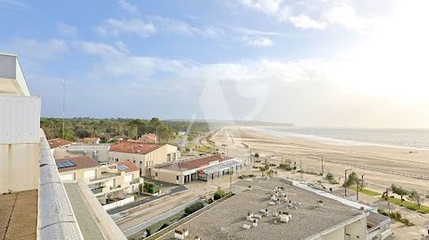 In a 70s building located in a prime seaside area and close to the city center, this light-filled apartment offers a panoramic view of Saint-Georges de Didonne beach. Situated on the 5th floor of a residence with a linear silhouette, the apartment sp...