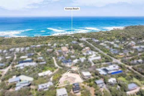 Avec une vue à couper le souffle sur la baie, le quartier et les dunes de sable vallonnées, ce lotissement surélevé est unique en son genre. Idéalement situé sur une route de campagne calme et verdoyante, mais à deux pas de la plage de Koonya et du m...