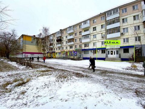 Предлагается в аренду помещение, расположенное на первом этаже жилого пятиэтажного дома. В ближайшем окружении располагаются многочисленные объекты коммерческой деятельности: продуктовый магазин Магнит, Пятерочка, Магнит Косметик, алкогольный магазин...