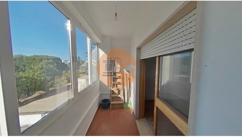 Appartement situé à Olhão, très proche des écoles, du centre de santé et des commerces en général. L'appartement comprend un hall d'entrée, un couloir, un séjour, une cuisine avec auvent, deux chambres avec balcon. Il est dans un état de conservation...