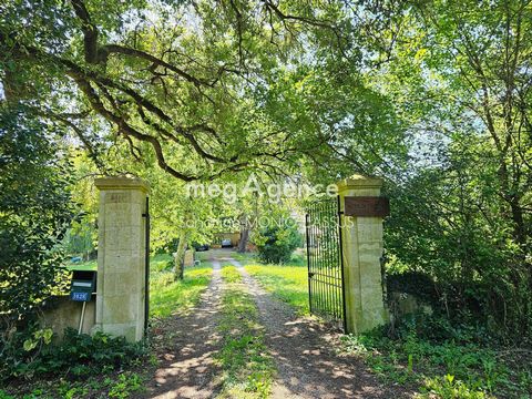 Coup de cœur assuré ! Située dans le charmant village de Saint-Élix d'Astarac (32450) proche de la base de loisirs du lac de SARAMON, cette propriété offre un cadre paisible à la campagne, idéal pour les amoureux de la nature. À proximité de la riviè...