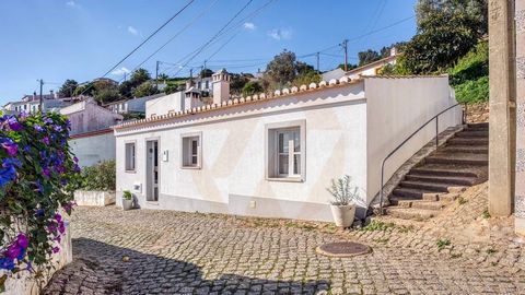 Im Herzen des historischen Zentrums von Aljezur, ideal für diejenigen, die einen authentischen Kurzurlaub an der Costa Vicentina suchen. Diese Immobilie verbindet den Charme traditioneller Gebäude mit modernem Komfort und bietet eine gemütliche und f...