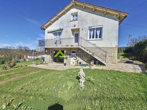 Votre Petite Agence Guéret vous propose cette maison sur sous-sol complet d'environ 74m2, habitable de suite et située sur les hauteurs de Bourganeuf. Cette maison lumineuse et rénovée possède une pompe à chaleur et ballon thermodynamique récents, me...