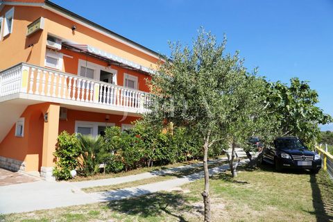 Location: Primorsko-goranska županija, Baška, Baška. Alleinstehendes Haus in ruhiger Lage in Baska. Das Haus besteht aus drei Etagen und verfügt über insgesamt 8 Appartements mit einem Schlafzimmer. Die Appartements sind komplett als Ferienwohnungen ...