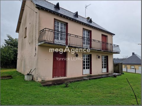 Située dans la charmante ville de Carentoir (56910), cette maison de 114 m² est implantée sur un terrain spacieux de 960 m². Nichée dans un environnement calme, elle bénéficie d'une vue apaisante proche d'un étang. Plusieurs places de parking, un gar...