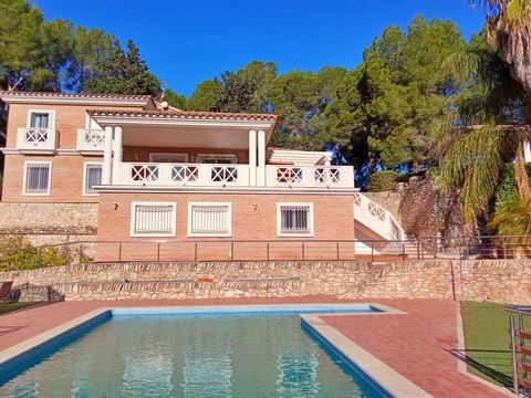 Exclusivo chalet en venta en Tortosa ? Elegancia y confort en una ubicación privilegiada.Ubicado en la zona más exclusiva de Tortosa, este magnífico chalet ofrece una localización inmejorable dentro del área urbana, a solo 5 minutos a pie de la parad...