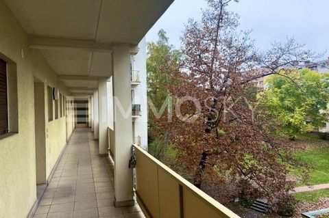 acogedor, tranquilo y céntrico en Stresemannplatz Se vende un apartamento de 1 habitación bien diseñado en el tercer piso de un edificio de apartamentos de seis plantas en Wachterstraße en Núremberg. El apartamento, que ha estado alquilado durante lo...