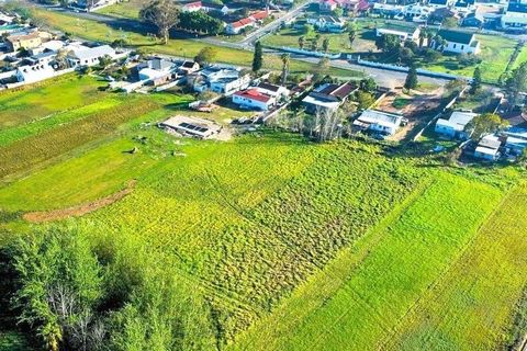 Es un honor presentar esta joya escondida con un potencial sin igual. Un gran stand de 4115 metros cuadrados rodeado de naturaleza y tierras de cultivo con montañas a lo lejos. Perfectamente ubicado en el borde de Stellenbosch hacia Somerset West, co...