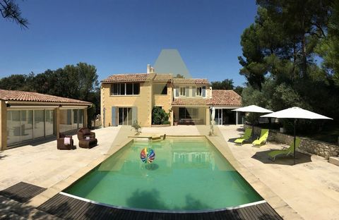 In het hart van Languedoc-Roussillon-Midi-Pyrénées, in Villeneuve-les-Avignon, staat deze woning op een prachtig groen perceel dat geniet van grote rust terwijl het dicht bij het centrum van de stad van de pausen ligt. Het bestaat uit drie villa's di...