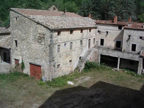 Gubbio (GU), Ort. Camporeggiano: Landwirtschaftsbetrieb mit einem Bauernhaus auf drei Ebenen von ca. 1.370 qm, Türmchen, Lagerräumen, Überdachungen und ca. 30 Hektar Land, bestehend aus: - Ackerland ca. 11,50 Hektar; - Niederwald ca. 19 Hektar; - Wei...