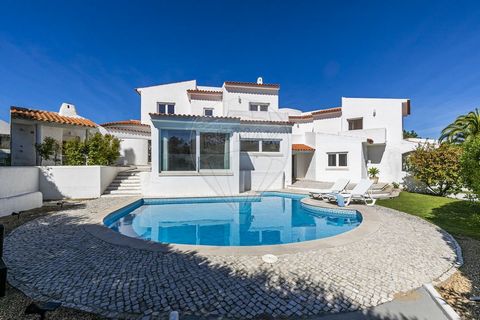 Maison T6 / 529m² / Condominium Soltroia / Bord de mer Récemment rénovée, cette villa est divisée en deux étages. Au rez-de-chaussée, nous avons deux chambres et une salle de bain dans la partie la plus privée. Dans l’espace social, avec un grand sal...