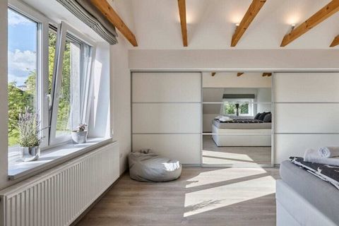 Diese Villa ist geräumig und gemütlich. Perfekt für große Gruppen von 16 Personen. Es gibt 6 Schlafzimmer und 5 luxuriöse Bäder für die ganze Familie. Um den Tag gemütlich ausklingen zu lassen, gibt es auch eine tolle Sauna, in der Sie sich entspanne...