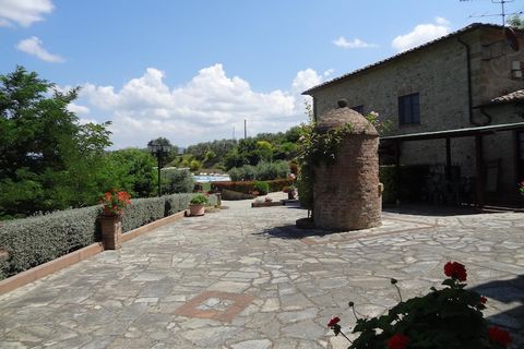 Complexe de vacances bien entretenu avec une belle vue panoramique et un espace piscine sur une colline tranquille, à seulement 5 kilomètres de Volterra. La ville est l'une des plus belles de Toscane et sa situation au centre du triangle urbain Pise-...