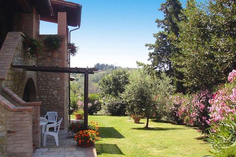 Complexe de vacances bien entretenu avec une belle vue panoramique et un espace piscine sur une colline tranquille, à seulement 5 kilomètres de Volterra. La ville est l'une des plus belles de Toscane et sa situation au centre du triangle urbain Pise-...