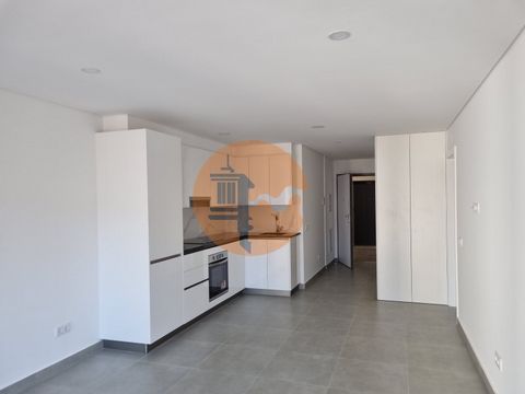 Magnificent new flat located in Vila Real de Santo António, right in the city centre. This property consists, 1 bedroom interior, 1 living room/kitchen that will be equipped with appliances of the brand MLL or MLR, toilet with toilet, bidet and washb...