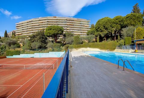 Nizza West/ Napoleon III: LEBENSLANGE RENTE BELEGT In einer der schönsten Residenzen im Westen von Nizza, mit Hausmeister, Schwimmbad, Poolhaus/Restaurant, 4 Tennisplätzen, Petanque- und Volleyballplatz, Bibliothek, Fitnessraum und Billard, alles in ...