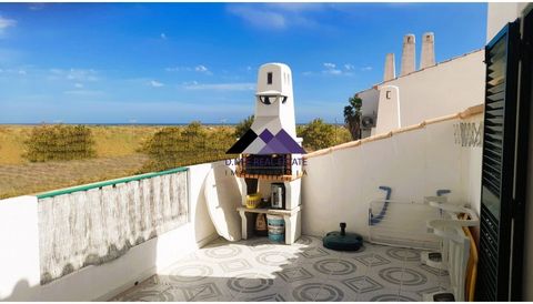 Fantastique appartement au deuxième et dernier étage d'un immeuble sans ascenseur, à seulement 500m de la célèbre plage d'Altura. Accès à l'appartement par des escaliers extérieurs, avec entrée (ouest) par l'une des 4 balcons. L'appartement se compos...