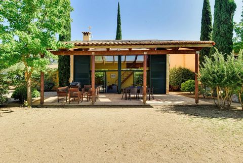 BARNES presenta en exclusiva esta fantástica finca de 8 Ha con viñedos, bodega y dos casas gemelas en el Alt Empordà, a pocos km de la frontera con Francia y a 30 minutos en coche de la costa. Dispone de licencia turística y está lista para entrar a ...