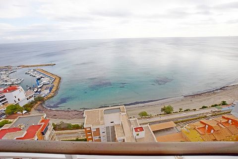 Apartment am Strand mit 4 Schlafzimmern in Dehesa de Campoamor. Geräumiges Apartment mit 4 Schlafzimmern und Meerblick in Dehesa de Campoamor. Es verfügt über 4 große Schlafzimmer, zwei komplette Badezimmer, ein großes Wohnzimmer und eine Terrasse, d...