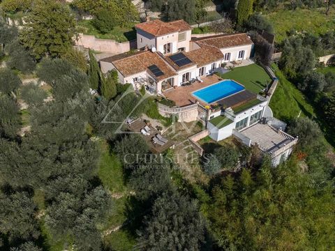 Deze villa biedt een panoramisch uitzicht op de baai van Cannes en de omliggende heuvels, een waar kenmerk van de Rivièra en het achterland. Het heeft een dubbele ontvangstruimte op de begane grond en zelfs een driedubbele ontvangstruimte als u de gr...