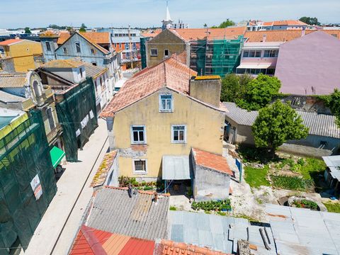 No centro Historico da Marinha Grande este edifício destinado a habitação e comércio, com terreno, confrontando com duas ruas na Marinha Grande Excelente para investimento Venha visitar Porquê vender ou comprar com a CENTURY 21 Porque com a CENTURY 2...