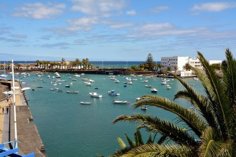 Set, junto a la nueva Marina Marine, este moderno apartamento en Arrecife tiene 1 dormitorio y tiene capacidad para 2 personas. Ideal para una pareja, cuenta con una terraza privada con hermosas vistas, lo que lo hace perfecto para una escapada román...