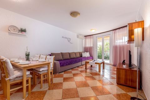 Kommen Sie und bleiben Sie in dieser gemütlichen Wohnung in Crikvenica, die für eine Familie oder Paare im Urlaub geeignet ist. Beginnen Sie Ihren Tag mit einem köstlichen Frühstück auf der privaten Terrasse, während Sie die schöne Aussicht bewundern...