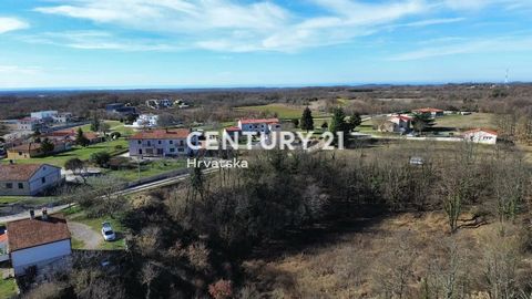 SVETVINČENAT, LAND WITH BUILDING PERMIT, ON-SITE INFRASTRUCTURE AND PAID UTILITIES Only 1 km from the center of Svetvinčent, we are selling a beautiful building plot of 565 m2. The land is flat, has a regular shape and is surrounded by a wall. A buil...