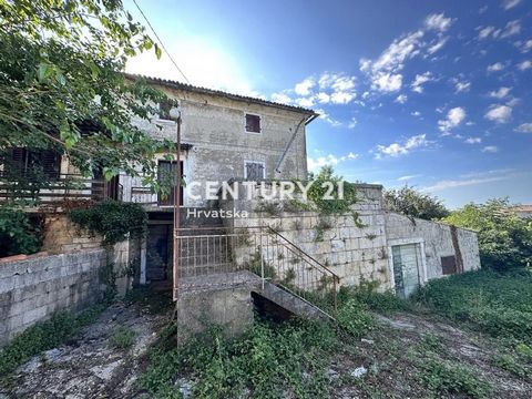 POREČ, VIŠNJAN, ISTRIEN STEINHAUS ZUR RENOVIERUNG In ruhiger Lage in einem kleinen Dorf in der Nähe von Višnjan verkaufen wir eine typisch istrische Doppelhaushälfte aus Stein mit einem Grundriss von 90 m2. Derzeit gibt es eine Taverne im Erdgeschoss...