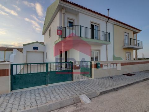 3 bedroom house in Porto de Lobos - Peniche. Sold furnished and equipped. Ground floor comprising living room, kitchen and complete bathroom. First floor with distribution hall, three bedrooms, being one en suite, with private bathroom, and another c...