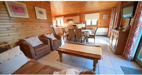 Op het rustige platteland van La Roche-en-Ardenne vindt u dit vakantiehuis met 2 slaapkamers en een sauna om te ontspannen. Met een capaciteit van 6 gasten is dit huis perfect voor gezinnen en een kleine groep. La Roche in de prachtige Ourthevallei i...