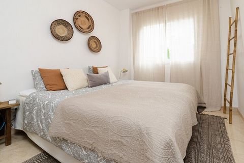 Questo grazioso appartamento con 3 camere da letto a Marbella offre 120 m² di spazio abitativo moderno e può ospitare comodamente fino a 5 persone. Situata a soli 100 metri dalla spiaggia, questa proprietà è situata in una posizione perfetta per colo...