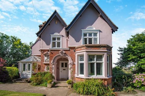 Dieses elegante Einfamilienhaus im edwardianischen Stil bietet einen Panoramablick auf Scarborough und verfügt über eine geräumige Aufteilung mit einem Erkerfenster-Wohnzimmer, einem Esszimmer und vier Schlafzimmern. Es befindet sich auf einem großen...