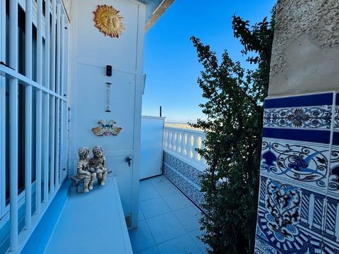 Aan de Costa Blanca, Torrevieja, een Ático situado in La Mata pueblo, een bruine Solo 200 meter van het strand en alle diensten, bars, restaurants, Plaza Principal, supermercados. Er is een oppervlakte gebouwd van 58 m2 verdeeld in een salon, 1 slaap...