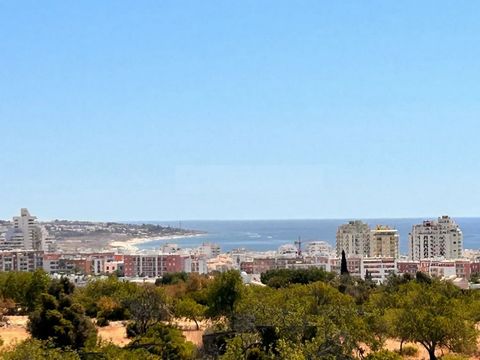 Bauernhof in der Nähe der Stadt Armação de Pera mit Handel ganz in der Nähe von ca. 1 km und ca. 2 km vom Strand entfernt. Dieser Bauernhof besteht aus einem einstöckigen Haus mit 3 Schlafzimmern und einem angrenzenden Grundstück mit ca. 15.000 m2, d...