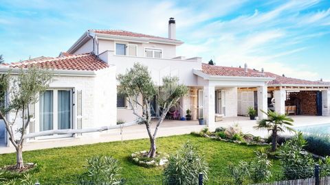 Location: Istarska županija, Poreč, Poreč. Mediterrane Villa mit Panoramablick aufs Meer Nur wenige Autominuten von der gepflegten Küste von Poreč entfernt, steht eine moderne mediterrane Villa zum Verkauf. Die Villa erstreckt sich über zwei sorgfält...