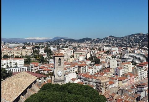 Dieses gemütliche Apartment befindet sich im 2. Stock einer Residenz mit Aufzug und bietet bequem Platz für bis zu zwei Gäste. Es liegt in der Nähe der berühmten Rue d'Antibes, nur 5 Gehminuten von der Croisette und etwa 15 Minuten vom Palais des Fes...