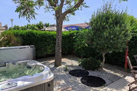 Appartamento al piano terra per 4 persone, situato nel Résidence NATURA BEACH. Soggiorno, cucina attrezzata (lavastoviglie, lavatrice, forno e microonde), bagno con WC. 2 camere da letto con letto matrimoniale da 160 cm. Terrazza e giardino con jacuz...