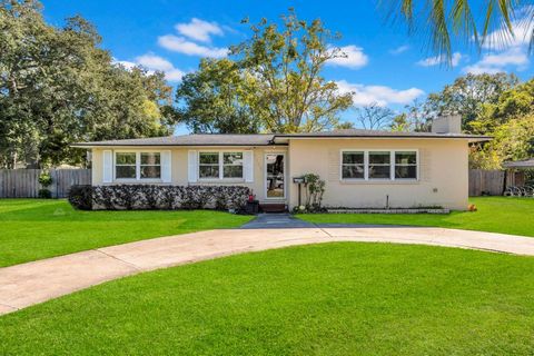 Ubicado a minutos de las mejores escuelas de calificación, como Bolles, San Jose Catholic y San Jose Episcopal, así como del prestigioso San Jose Country Club, ¡esta casa con piscina combina comodidad y comunidad! Perfectamente situada en un gran lot...