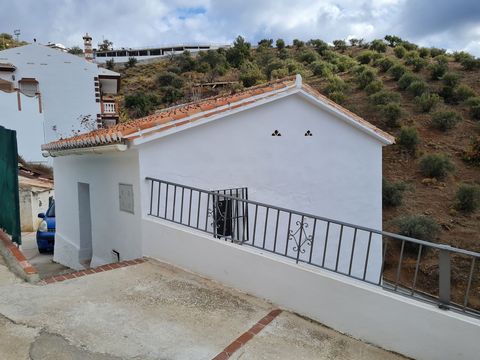 Kürzlich komplett renoviertes Dorfhaus. Im Erdgeschoss befinden sich ein Wohnzimmer, eine komplette Küche und ein Badezimmer mit Dusche, die durch ein großes, nach Osten ausgerichtetes Fenster mit schönem Bergblick sehr hell sind. Im Untergeschoss gi...